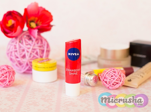 клубничный бальзам для губ Nivea