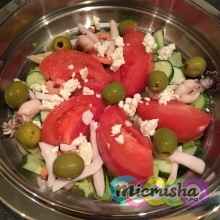 Овощной салат с морепродуктами в миске Zepter