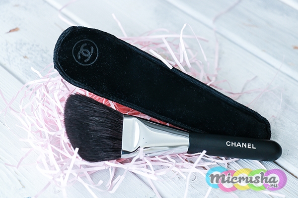 скошенная кисть для пудры Chanel 2